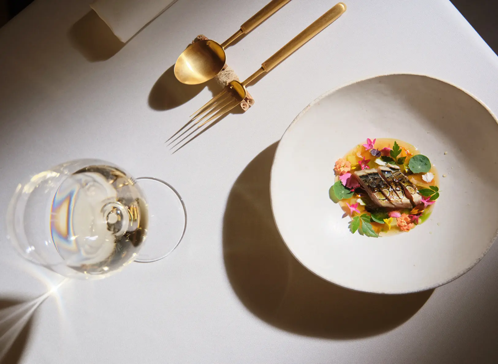 Makrelengericht mit essbaren Blumen im Fusion19 Mallorca, einem mit einem Michelin-Stern ausgezeichneten Restaurant